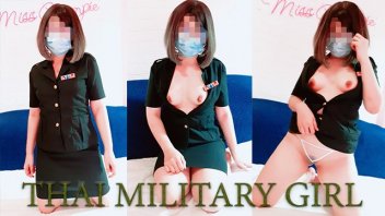 泰国Cosplay色情片剪辑 一个丰满的白色泰国女孩在女性制服中挑逗和裂缝，同时挖出突出的阴户